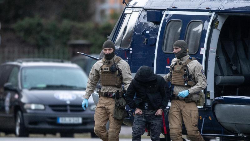 Beamte der Bundespolizei führen einen der Terrorverdächtigen in Karlsruhe aus einem Helikopter. Beamte der Bundespolizei führen einen der Terrorverdächtigen in Karlsruhe aus einem Helikopter.