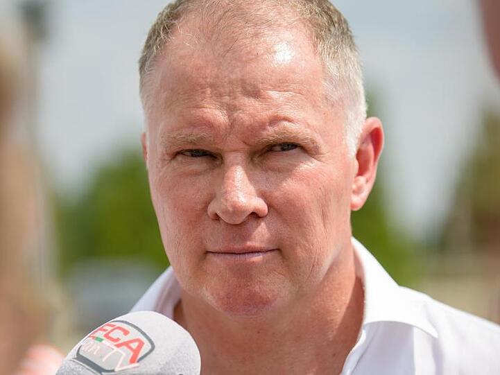 Stefan Reuter, Manager des FC Augsburg, gibt am Rande des Trainings ein Interview. Foto: Matthias Balk/Archiv