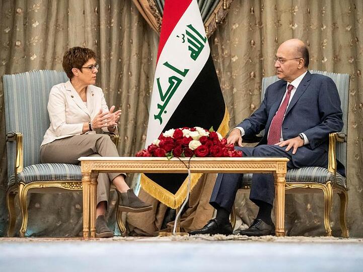 Annegret Kramp-Karrenbauer spricht mit dem irakischen Staatspräsidenten Barham Salih.
