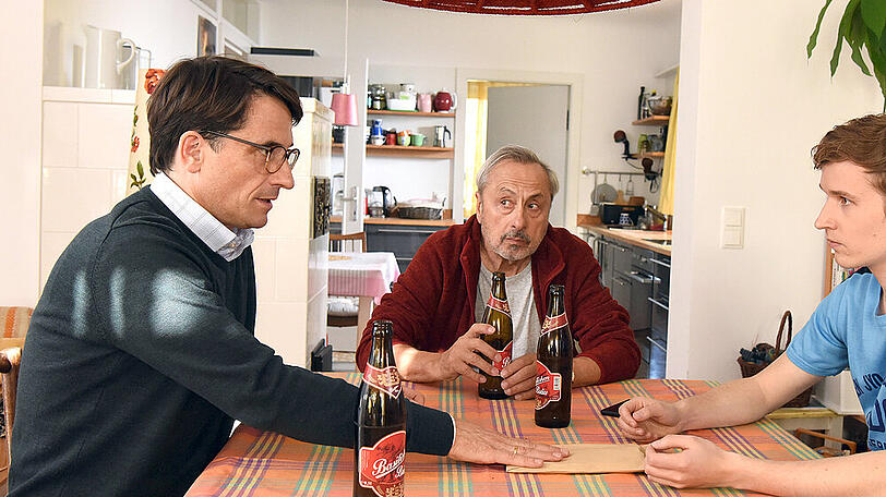 "Ziemliche russische Freunde": Johannes (Anton von Lucke), sein Vater Bernd (Oliver Mommsen, l.) und sein Opa Reginald (Wolfgang Stumph) halten Männerrat.