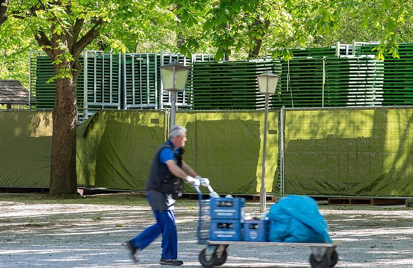 Noch sind die Bierbänke am Chinesischen Turm gestapelt, aber das wird sich ändern. Donnerstag wird aufgesperrt.