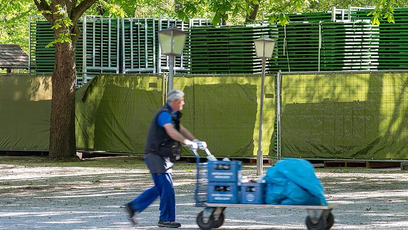 Noch sind die Bierbänke am Chinesischen Turm gestapelt, aber das wird sich ändern. Donnerstag wird aufgesperrt. Noch sind die Bierbänke am Chinesischen Turm gestapelt, aber das wird sich ändern. Donnerstag wird aufgesperrt.