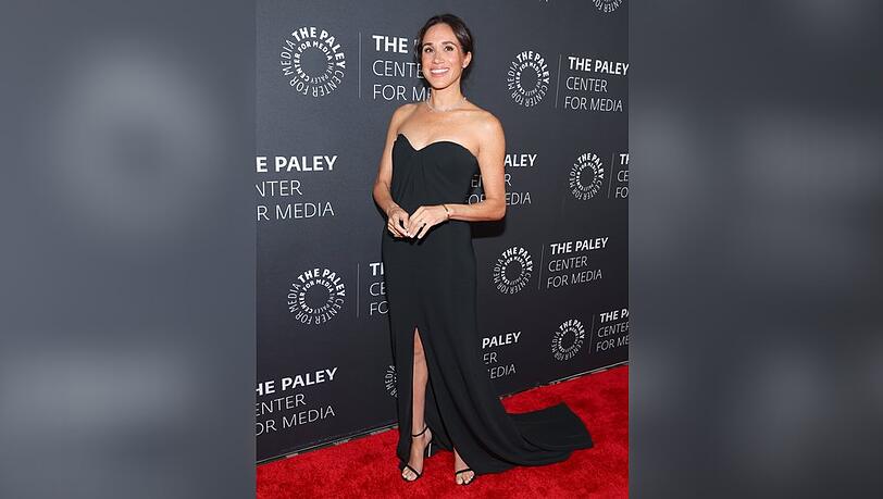 Herzogin Meghan ließ sich in einem schwarzen Kleid mit Herzausschnitt ablichten. Herzogin Meghan ließ sich in einem schwarzen Kleid mit Herzausschnitt ablichten.