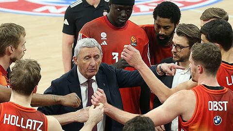 Svetislav Pesic (M) darf sich &uuml;ber einen weiteren Sieg der Bayern-Basketballer freuen. (Archivbild)