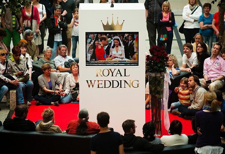 Ein Fahnenmeer, geschminkte Gesichter, jubelnde Menschenmassen: So feiert das Volk die Hochzeit von Kate und William. Die Bilder.