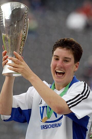 2002: Nach dem DFB-Pokalendspiel der Frauen zwischen dem 1. FFC Frankfurt und dem Hamburger SV jubelt in Berlin die dreifache Torschützin mit dem Pokal in der Hand.