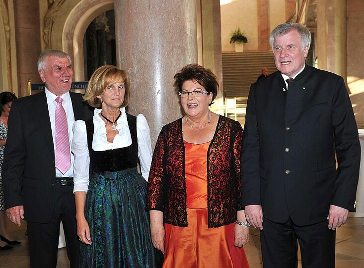 Das Ehepaar mit Barbara Stamm und deren Gatten Ludwig (links). Stamm hatte sich Krawattenpflicht gewünscht.