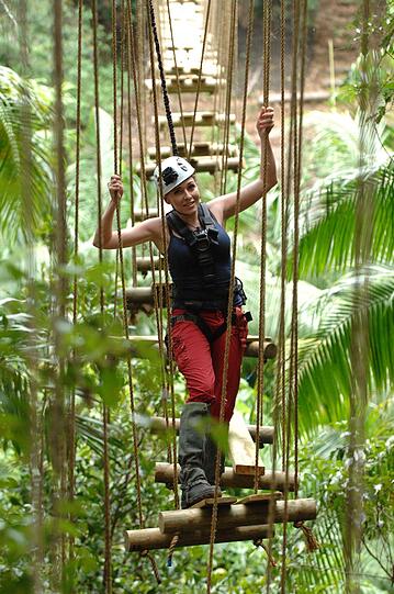 Georgina balanciert über die berühmte Brücke.