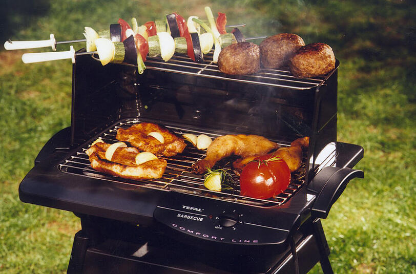 ... Aber leider können die Wärmestäbe über der Wasserwanne das echte Grillen nicht ersetzen. Eigentlich weiß er das, und manchmal macht ihn das ein wenig traurig.
