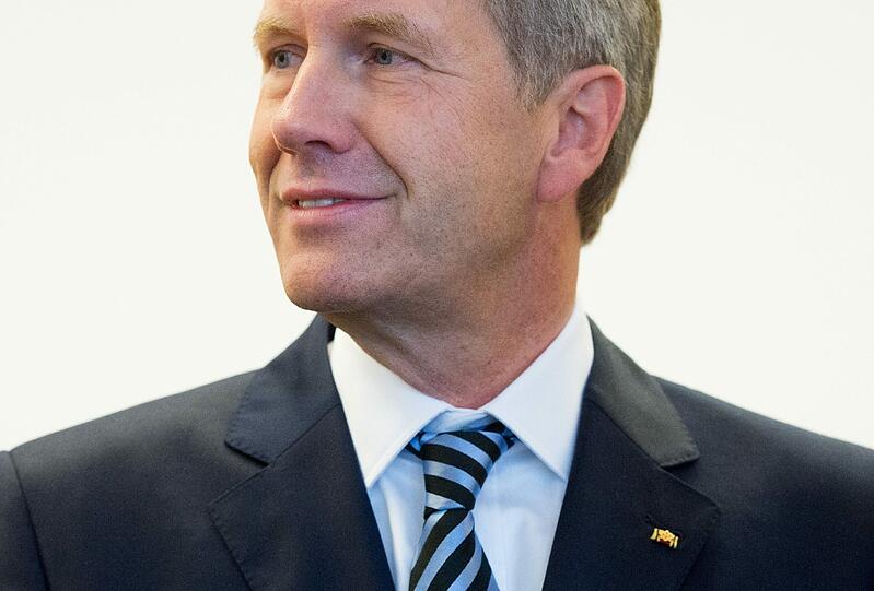 Christian Wulff trägt bei seiner Gerichtsverhandlung wegen Vorteilnahme das Bundesverdienstkreuz am Revers seines Anzugs.