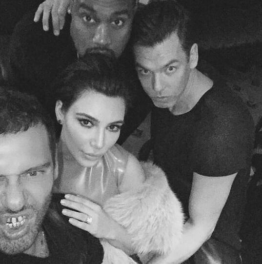 Kim Kardashian und Kanye West mit Freunden