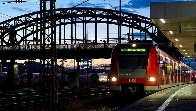 Ein Betrunkener fiel an de Hackerbrücke ins Gleis. (Archivbild) Ein Betrunkener fiel an de Hackerbrücke ins Gleis. (Archivbild)