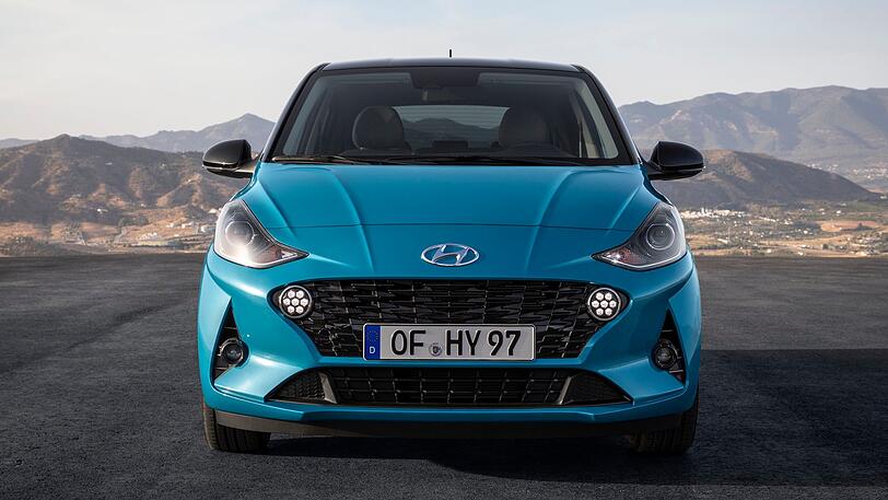 Stärker konturierte Motorhaube, runde LED-Tagfahrleuchten: die neue i10-Front.