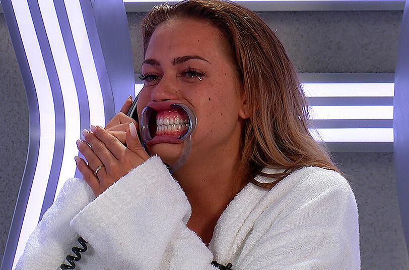 Jessica darf mit einem Lippenspreizer mit ihrer Freundin telefonieren.