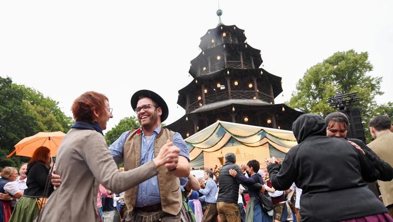 Fröhliche Gesichter beim Kocherlball am Chinesischen Turm in Münchens Englischem Garten. Fröhliche Gesichter beim Kocherlball am Chinesischen Turm in Münchens Englischem Garten.