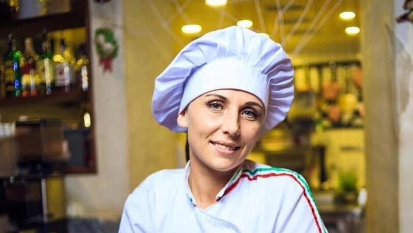 Tanya als Küchenchefin in Odessa, mit fesch gefalteter Kochmütze. Dort hat sie die Küche in einem italienischen Restaurant geleitet. Tanya als Küchenchefin in Odessa, mit fesch gefalteter Kochmütze. Dort hat sie die Küche in einem italienischen Restaurant geleitet.