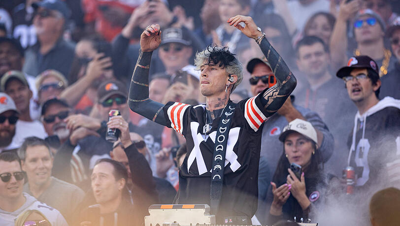 Wird in der Halbzeitpause auftreten: Star-Sänger Machine Gun Kelly. Wird in der Halbzeitpause auftreten: Star-Sänger Machine Gun Kelly.