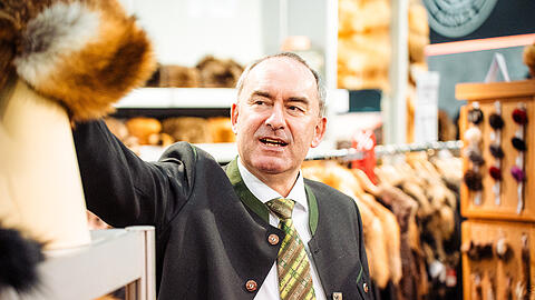 Bayerns Wirtschaftsminister Hubert Aiwanger auf der Jagdmesse in Salzburg.