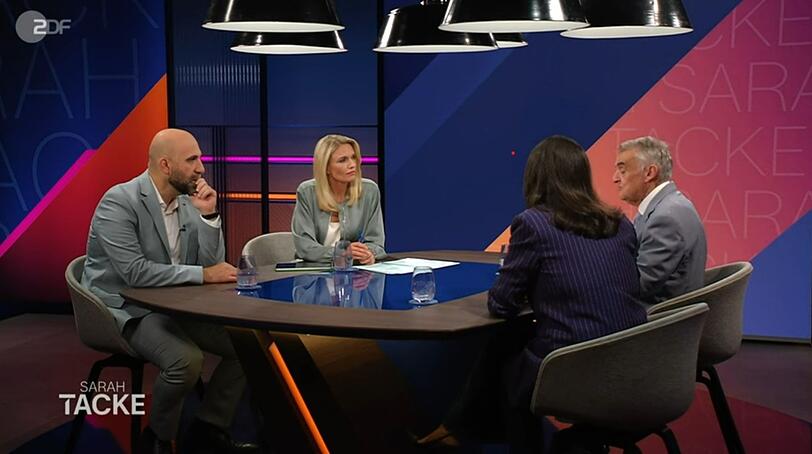 Zu Gast bei "Sarah Tacke" waren am Donnerstagabend unter anderem NRW-Innenminister Herbert Reul (CDU), Menschenrechtsaktivistin Düzen Tekkal (r.) und der Extremismusforscher Ahmad Mansour (l.). Zu Gast bei "Sarah Tacke" waren am Donnerstagabend unter anderem NRW-Innenminister Herbert Reul (CDU), Menschenrechtsaktivistin Düzen Tekkal (r.) und der Extremismusforscher Ahmad Mansour (l.).