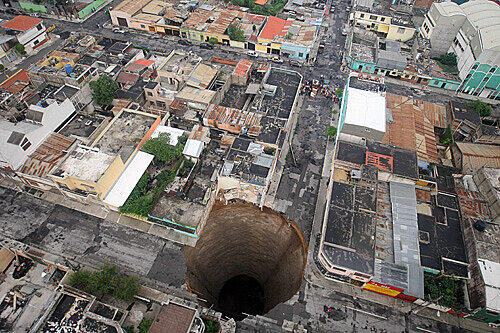 Ein riesiges Loch mitten in Guatemala Stadt