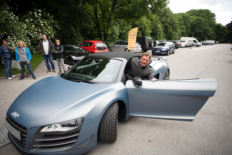 Flotter Auftritt: Herbert Hubauer, Leiter des Audi-Vip-Verkaufs in München, im Audi R8 GT Spyder, den es weltweit nur 333 Mal gibt.