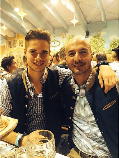 Die Löwen auf der Wiesn: Youngster Julian Weigl mit dem jetzigen Löwen-Scout und ehemaligen Spieler Necat Aygün.