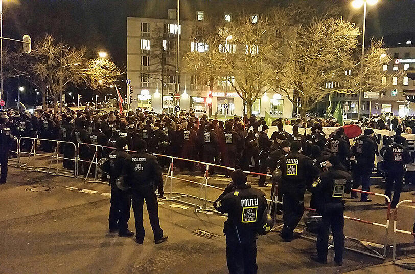 Erhöhte Polizeipräsenz: Lage am Platz der Opfer des Nationalsozialismus in der Brienner Straße kurz bevor der Pegida-Zug startet.