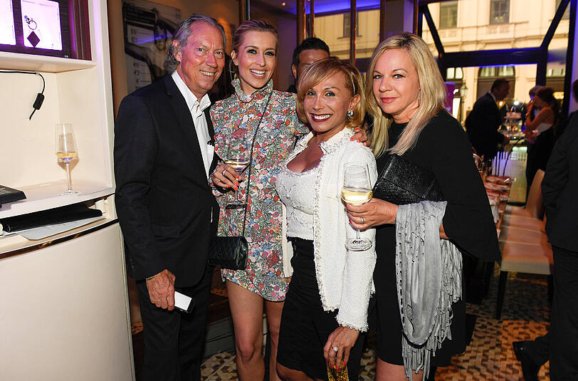 Verena Kerth, Prof. Dr. Werner Mang, Julia von Prillwitz und Birgit Fischer-Höper bei der Party zum "Tag und Nacht der 1000PS"-Event im Hotel Vier Jahreszeiten Kempinski.