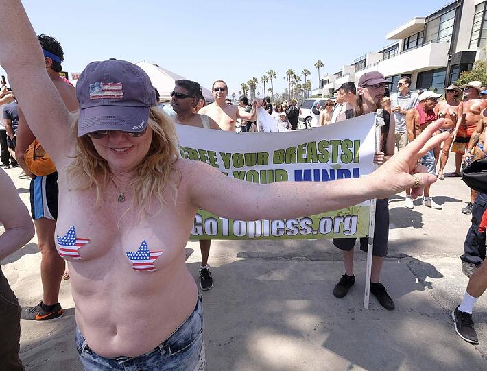Unter dem Motto "Free your breasts! Free your mind!" ging's mit nackten Brüsten durch New York, Washington und Venice Beach in Kalifornien. Viel Spaß beim Durchklicken.
