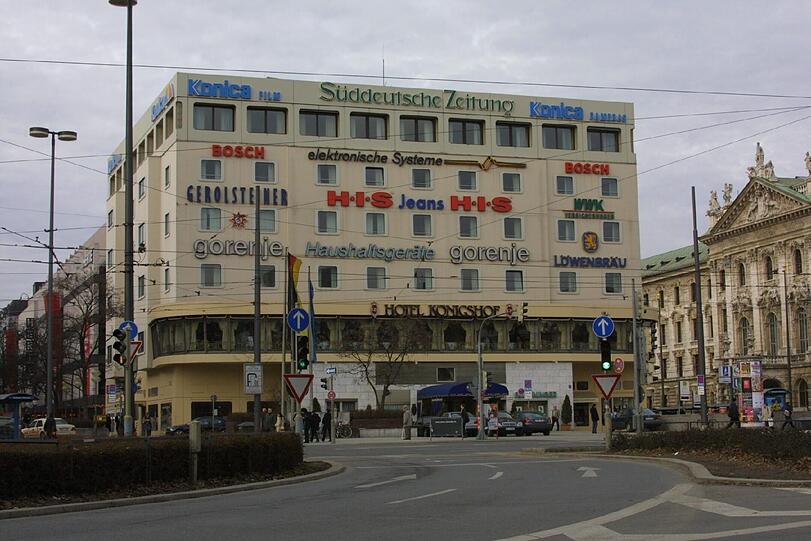 Abriss und Neubau! Den Königshof in dieser Form wird es künftig nicht mehr geben. Die Eigentümer haben jetzt drei Entwürfe für das Hotel neben dem Justizpalast vorliegen...