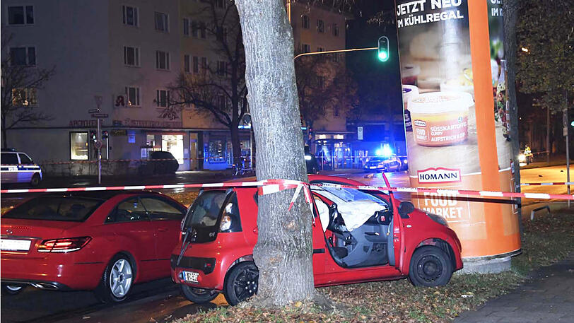 Der Kleinwagen musste dem Geisterfahrer ausweichen und prallte gegen eine Litfaßsaüle.