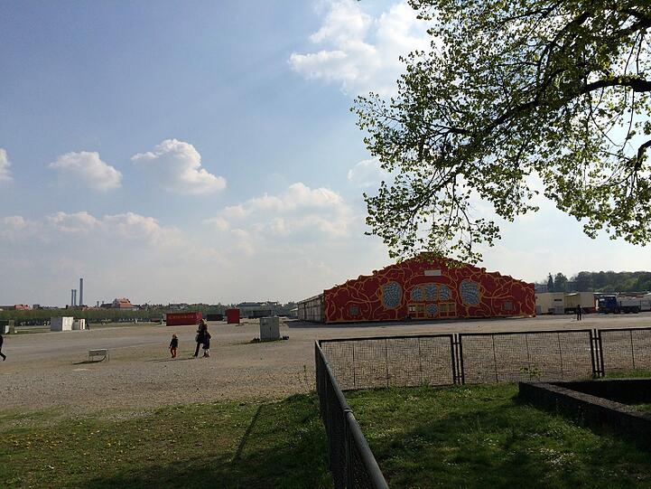 Der Aufbau fürs Münchner Frühlingsfest hat begonnen. Das rote Zelt...