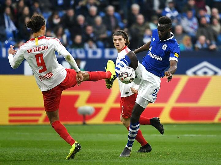 Schalkes Salif Sane (r) und Leipzigs Yussuf Poulsen (l) im Zweikampf.