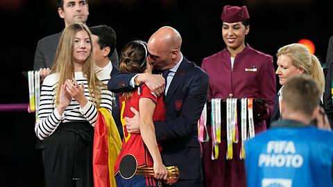 Luis Rubiales umarmt Aitana Bonmati auf dem Podium nach dem Sieg Spaniens im WM-Finale.