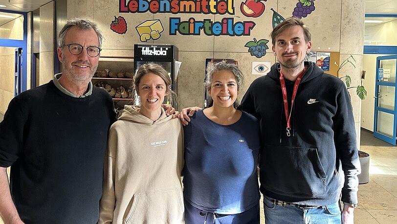 Zuversicht trotz schlechter Nachrichten: Ab sofort werden neue Räume für die Community Kitchen und deren 25 Mitarbeiter gesucht, die jeden Monat tonnenweise Lebensmittel rettet und zu Mahlzeiten verarbeitet. Von links: Hines-Vertreter Hennig Kiesewetter, Judith Stiegelmayr und Günes Seyfarth von der Community Kitchen und Niklas Schneidler, kaufmännischer Berater bei Hines.