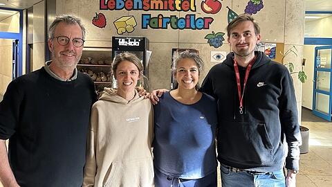 Zuversicht trotz schlechter Nachrichten: Ab sofort werden neue Räume für die Community Kitchen und deren 25 Mitarbeiter gesucht, die jeden Monat tonnenweise Lebensmittel rettet und zu Mahlzeiten verarbeitet. Von links: Hines-Vertreter Hennig Kiesewetter, Judith Stiegelmayr und Günes Seyfarth von der Community Kitchen und Niklas Schneidler, kaufmännischer Berater bei Hines.