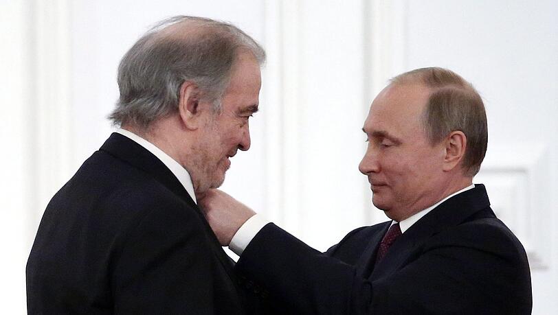 Vladimir Putin ehrt Valery Gergiev (links) mit einem Orden.