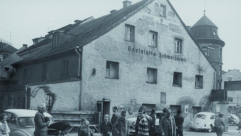 1963: Hundemarkt im Schweizerwirt an der Tegernseer Landstraße 64. 1963: Hundemarkt im Schweizerwirt an der Tegernseer Landstraße 64.