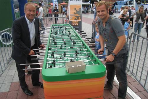 Kicker-Duell  mit AZ-Reporter  Oliver Griss: Löwen-Präsident  Rainer Beeck.