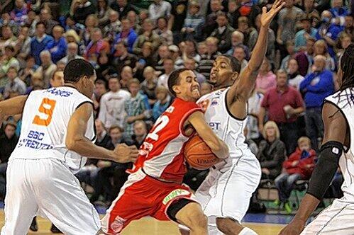 Energisches Kerlchen: Bambergs Brian Roberts war von den Bayreuthern nicht zu stoppen, sammelte 15 Punkte.