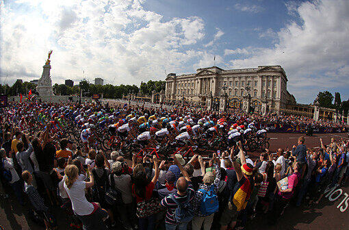 Das Straßenrennen der Herren passiert den Buckingham Palace in London.