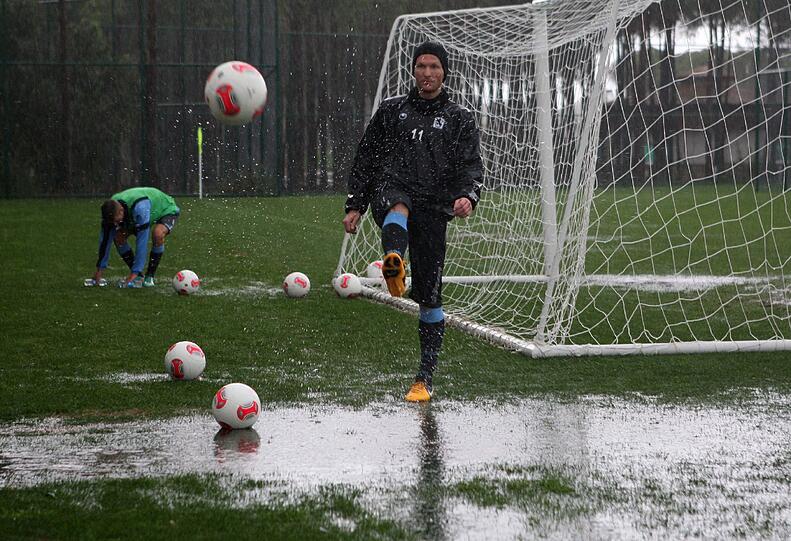"Land unter" in Belek. Nach gut einer Stunde Training war Schluss. Der Regen setzte den Rasen komplett unter Wasser und Alexander Schmidt brach das Training ab.