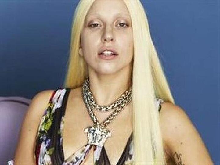 Lady Gaga beim Versace-Shooting - hier einmal ganz ohne Tricks