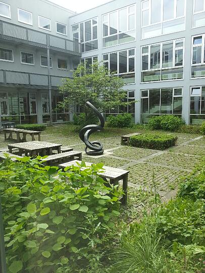 Der Innenhof der frisch sanierten Schule in der Blumenauer Straße