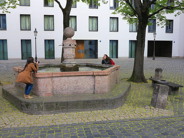 AZ-Leser Djordje Matkovic findet die kleinen Pyramiden am Geländer gefährlich.