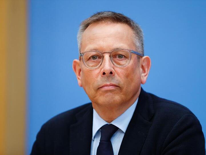 Johannes-Wilhelm Rörig, unabhängiger Beauftragter für Fragen des sexuellen Kindesmissbrauchs, droht der EKD mit dem Abbruch der offiziellen Gespräche.