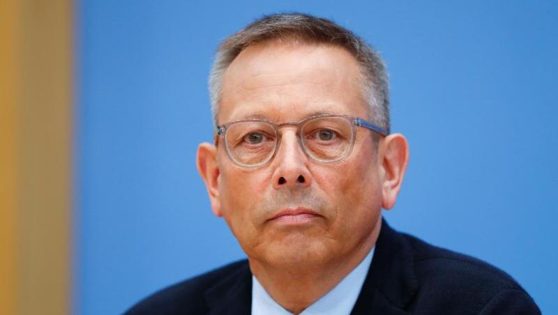 Johannes-Wilhelm Rörig, unabhängiger Beauftragter für Fragen des sexuellen Kindesmissbrauchs, droht der EKD mit dem Abbruch der offiziellen Gespräche.