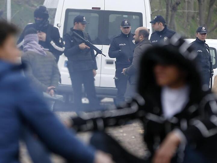 Türkische Polizisten stehen in Erdine nahe der türkisch-griechischen Grenze.