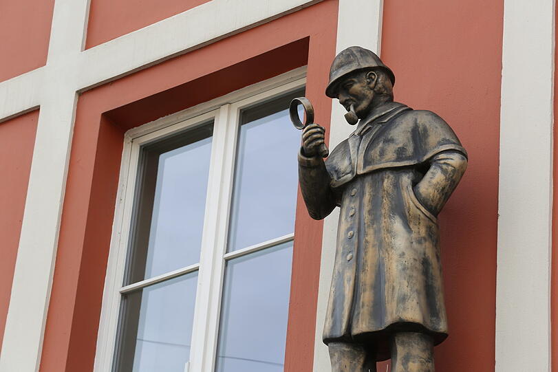 Dieser "Sherlock" ist im Tal 4 zu finden - im Haus ist eine Detektei.