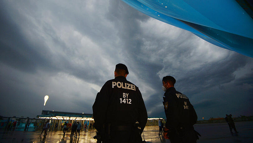 Insgesamt waren an den vier EM-Spieltagen in München rund 7.700 Polizeibeamte im Einsatz.